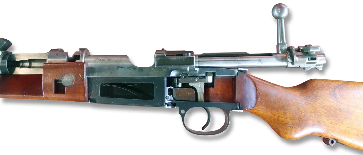A cutaway instructional model of a Gewehr 98 showing the action and magazine internally