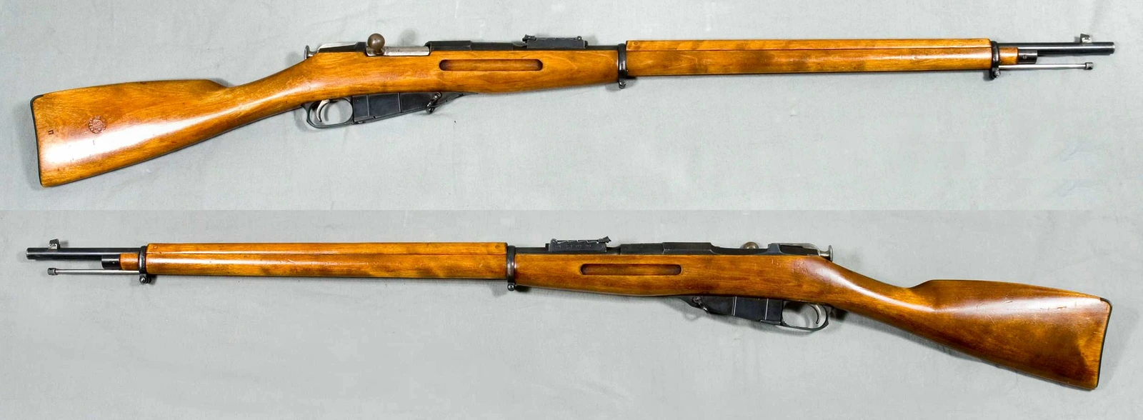 Two views of a Mosin–Nagant rifle on a grey background, left and right sides, with a long light-coloured wooden stock, a bolt handle projecting straight out and a small protruding magazine