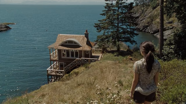 Still 7 of 9 from The Uninvited