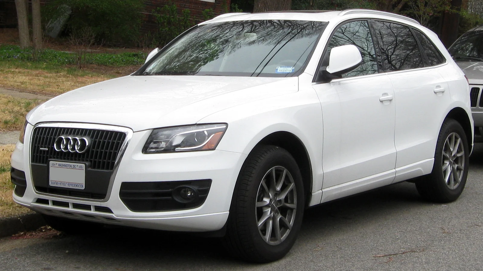 White first-generation Audi Q5 photographed from the front three-quarter angle