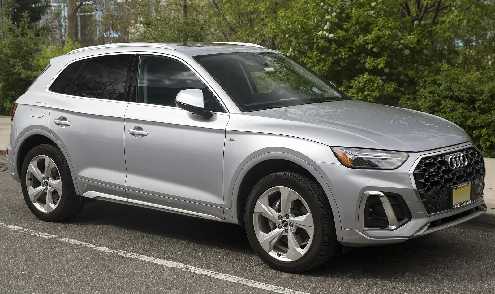 Silver Audi Q5 45 TFSI quattro photographed from the front three-quarter angle