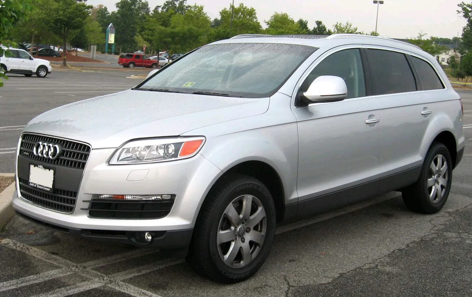 Silver first-generation Audi Q7 photographed from the front three-quarter angle
