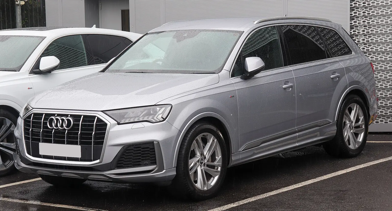 Silver facelifted Audi Q7 with mild-hybrid quattro badging, photographed from the front three-quarter angle