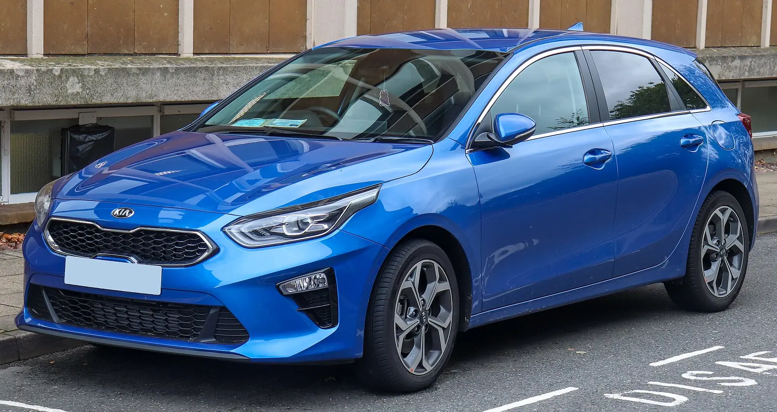 Blue third-generation Kia Ceed five-door hatchback photographed from the front three-quarter angle