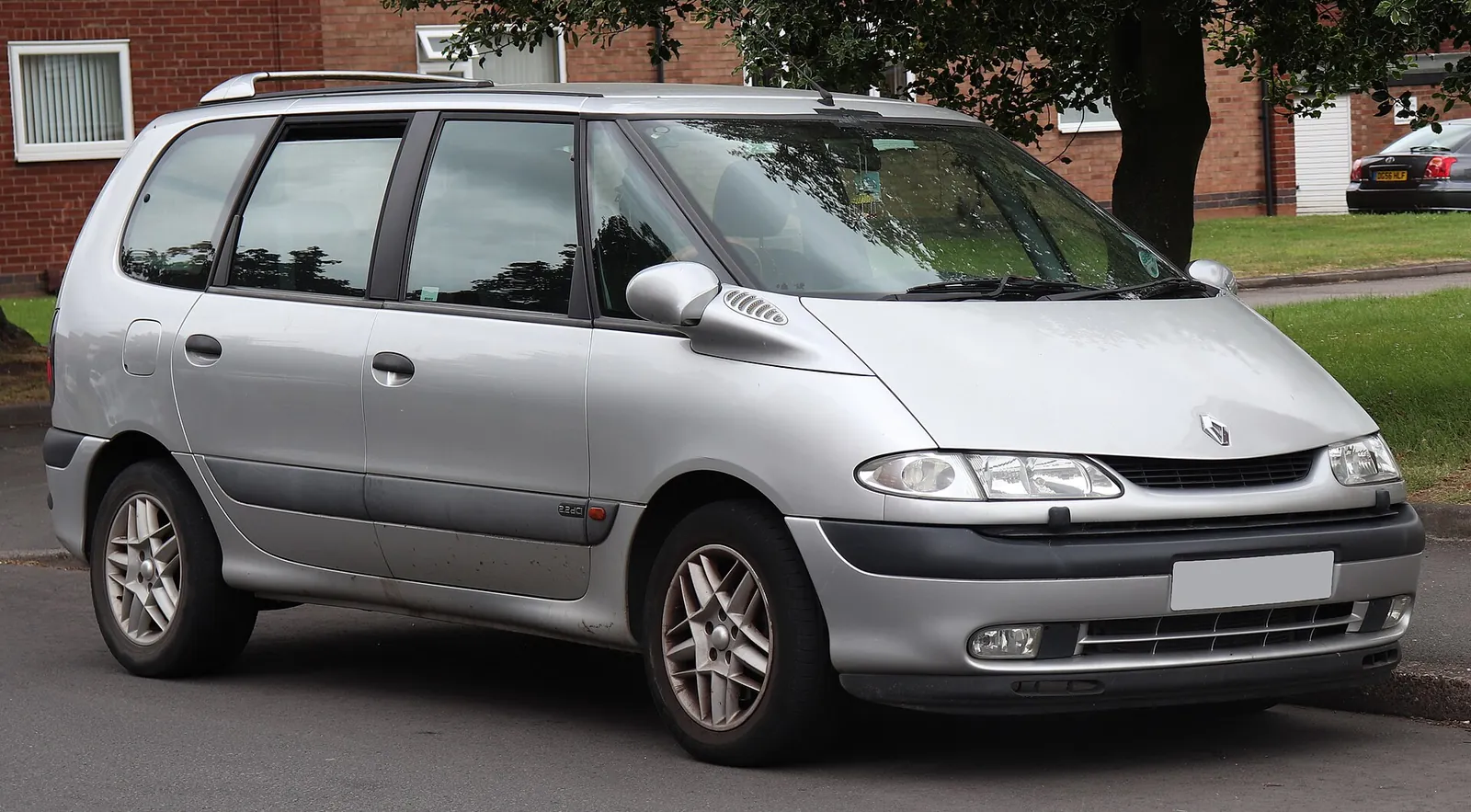 Silver pre-facelift fourth-generation Renault Espace diesel, photographed from the front three-quarter angle