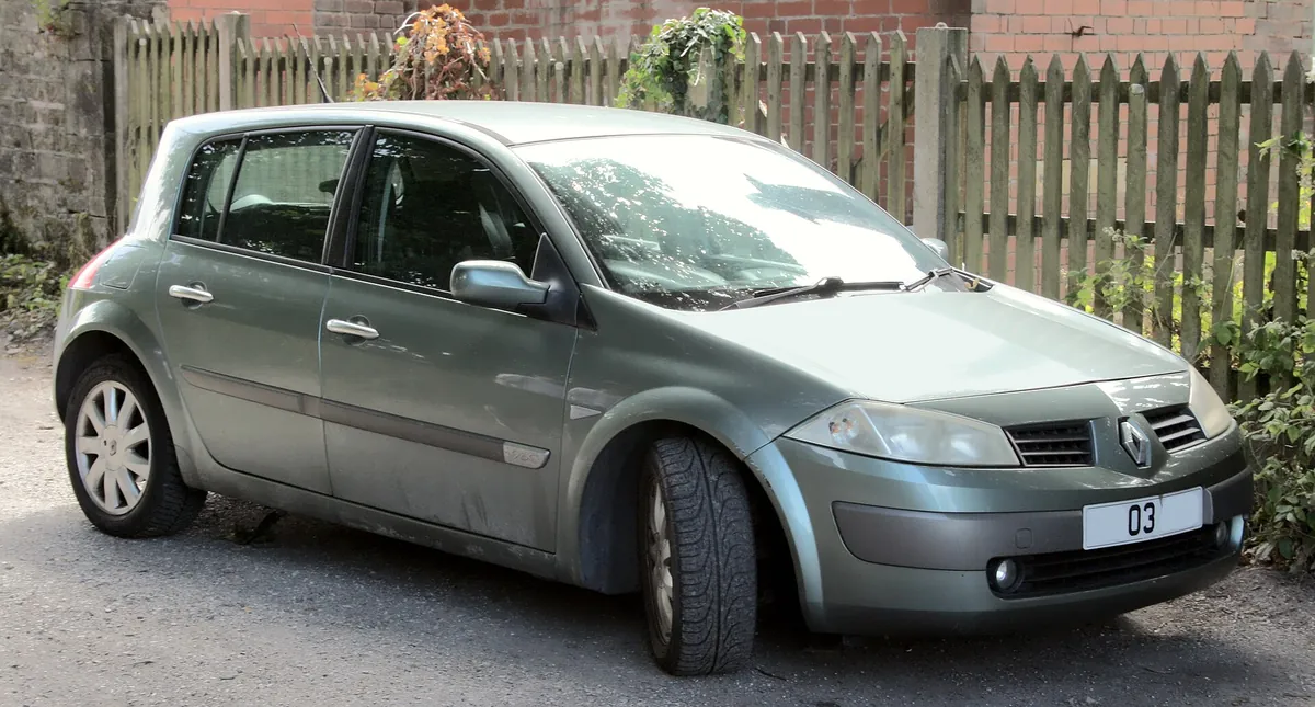 Grey five-door Renault Mégane II hatchback with a 1.9 dCi badge, photographed from the front three-quarter angle