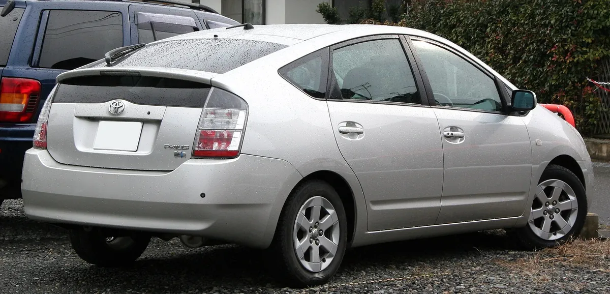 Rear view of a 2003-2005 Toyota Prius showing the split tailgate glass and the vertical tail lamps