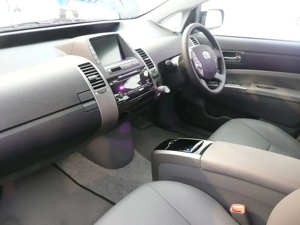 Side view of a silver 2008 Toyota Prius liftback parked at a kerb
