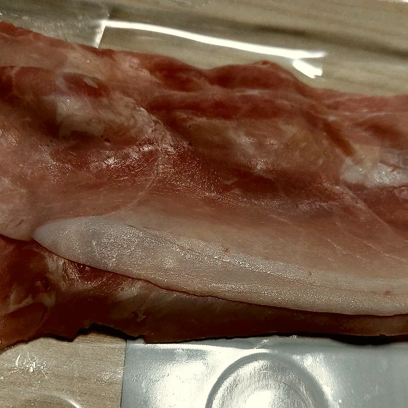Slices of pale pink cooked ham