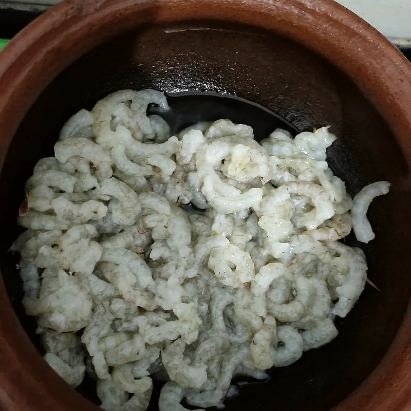 Raw peeled prawns in an earthenware bowl
